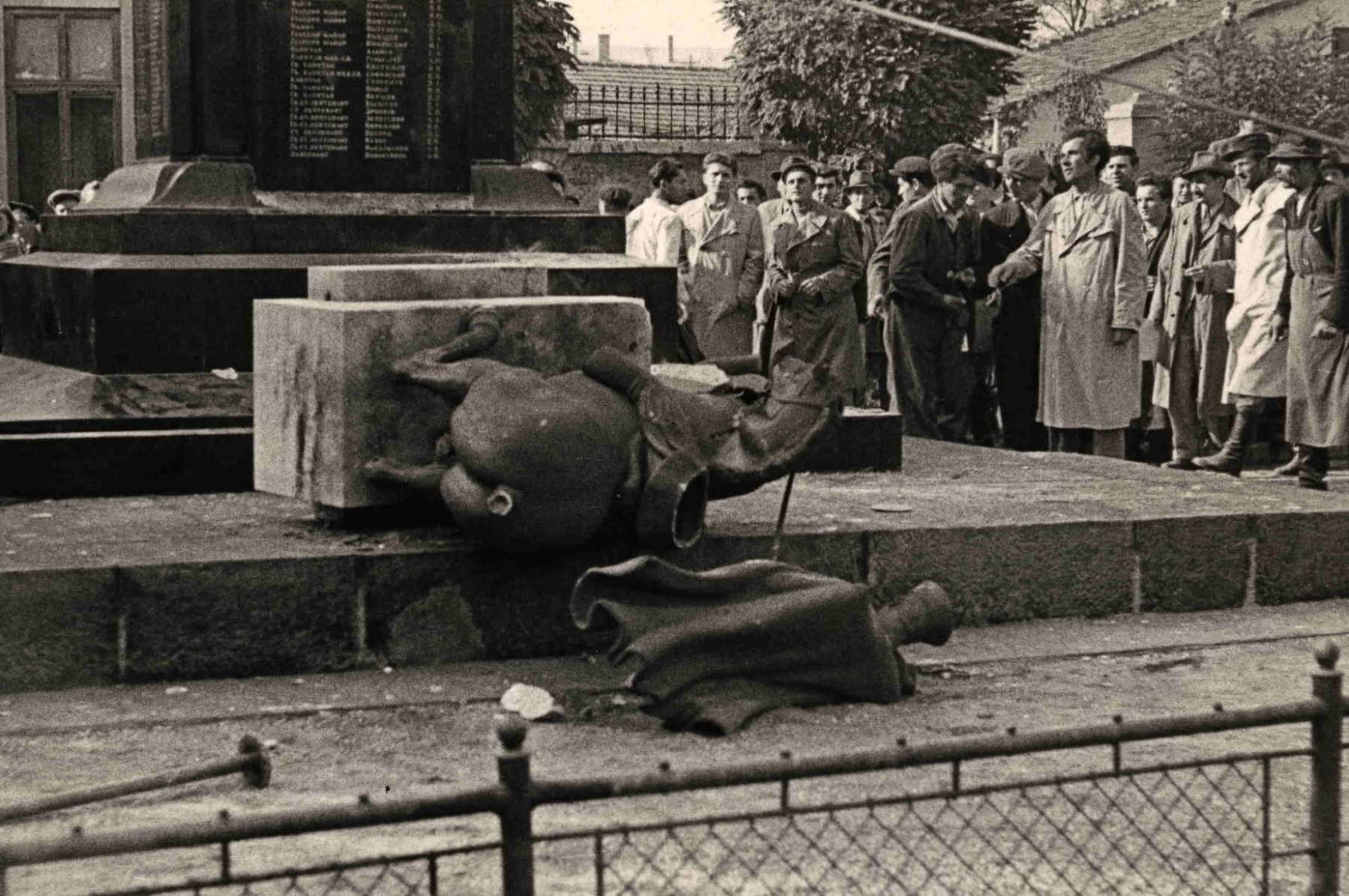 Nyíregyháza, 1956 október 27.Lovasszobor ledöntése