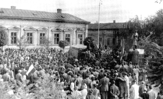 Dandos Gyula a teherautó tetején felolvassa a követeléseket