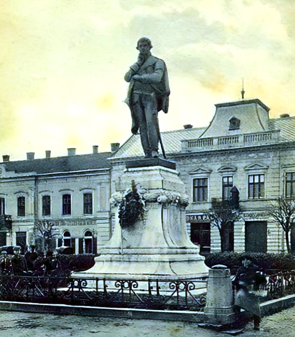 Bessenyei szobor