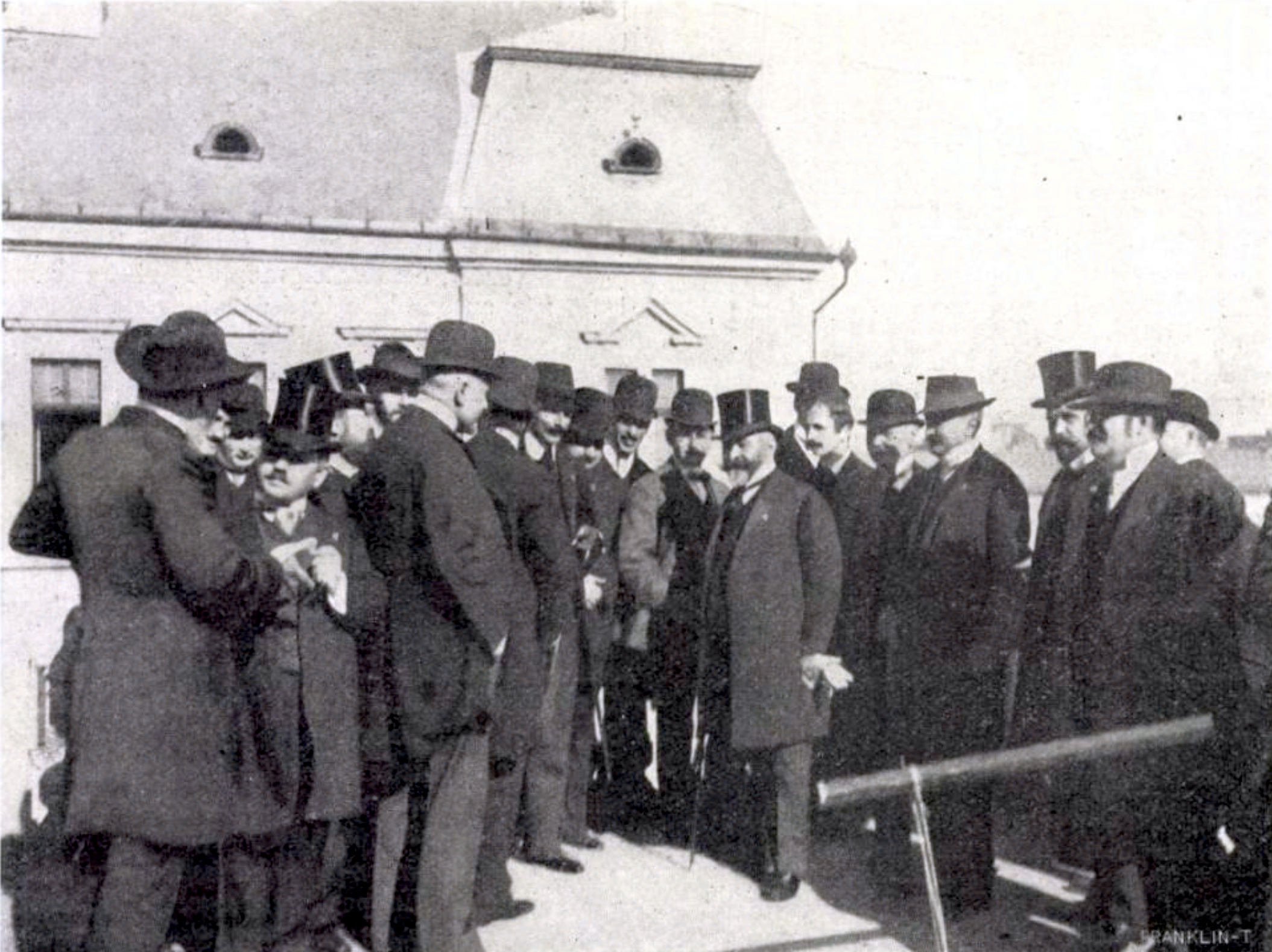 Benczúr Gyula művésztársaival a megyeháza erkélyén 1909 október 17-én
