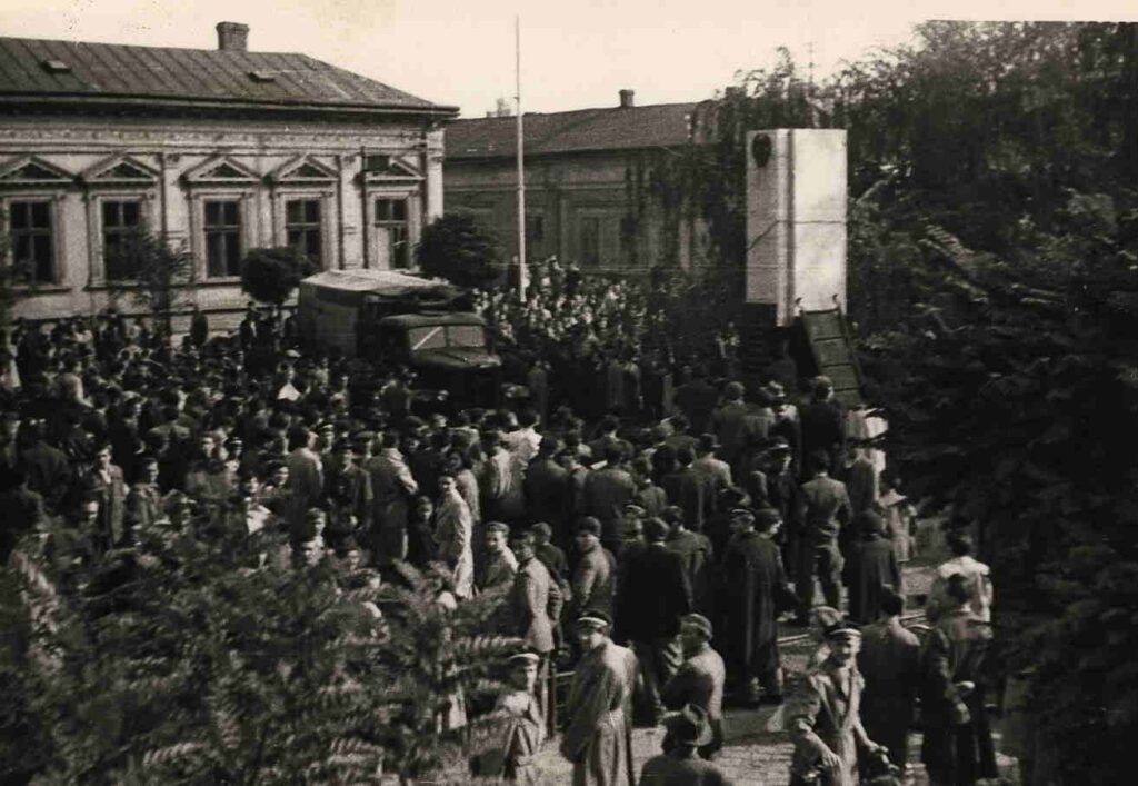 Nyíregyháza, 1956 október 27.Lovasszobor ledöntése